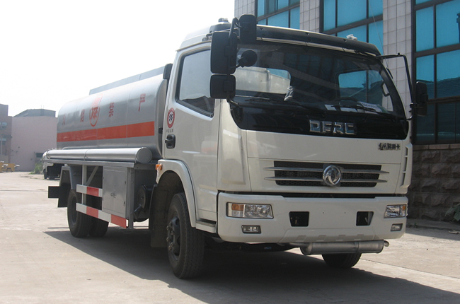 東風多利卡8-10噸加油車