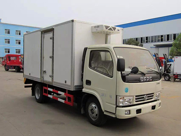 東風多利卡4米貨廂冷藏車