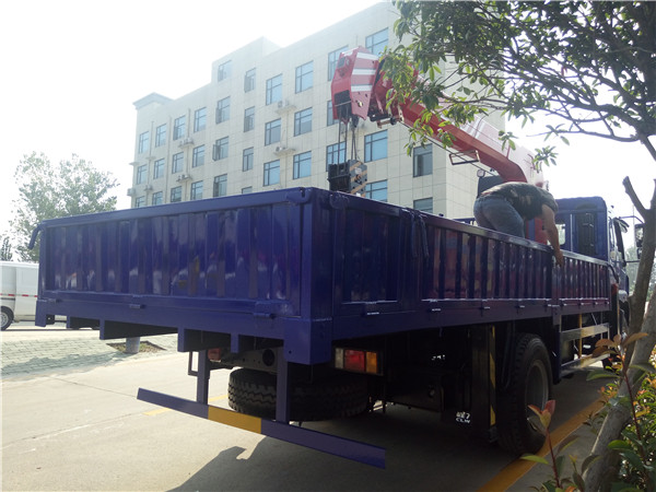 東風(fēng)柳汽乘龍8噸隨車(chē)吊