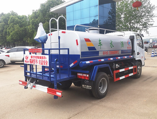 東風多利卡5噸程力灑水車