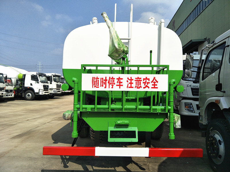 東風新款雙橋灑水車