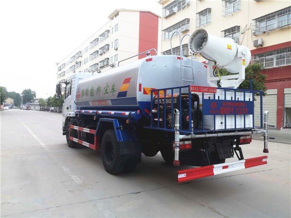 東風(fēng)D3灑水車帶霧炮 東風(fēng)D3灑水車帶霧炮