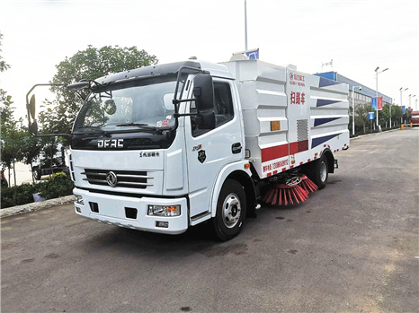 東風多利卡D7掃路車軍工產品發河北張家口！